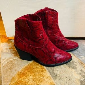 ❤️Wonderful Red & Black Snake Print Zip Up Ankle Booties!
